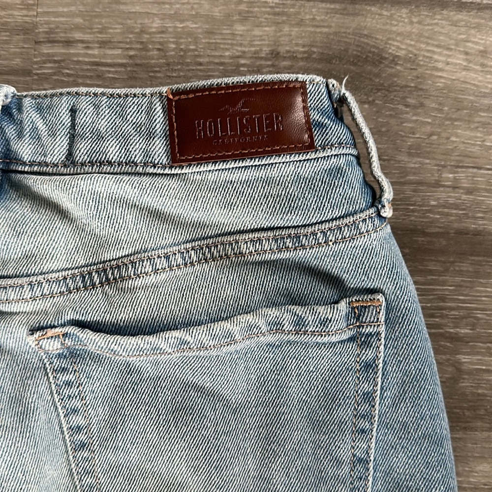 Hollister Ultra High-Rise Mom Jean - Picture 6 of 6